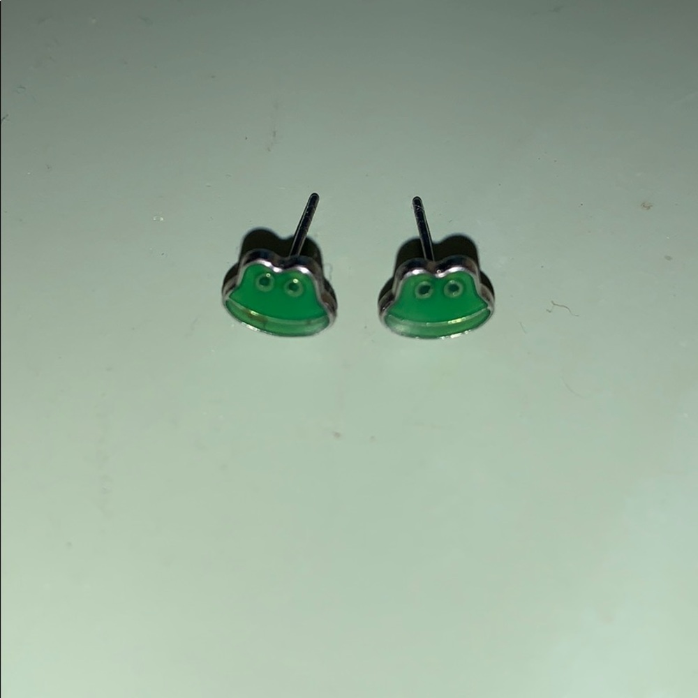 Meme frog stud earrings 🐸